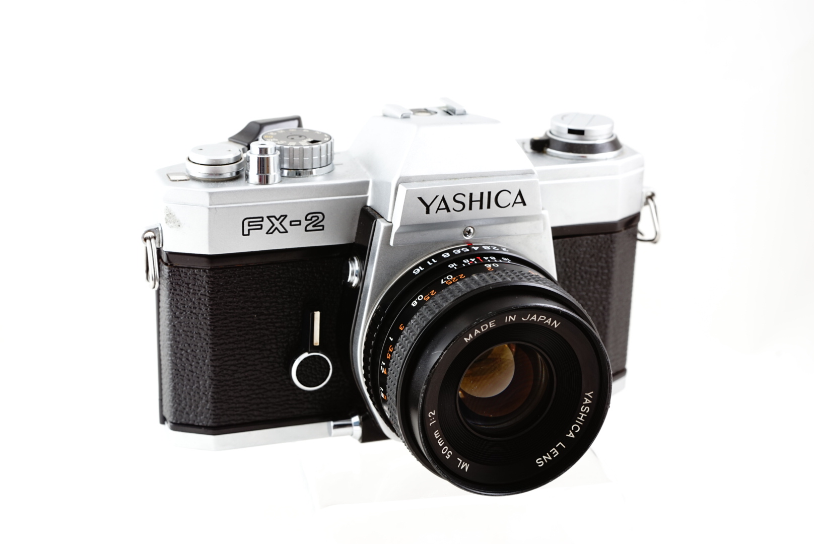 ภาพตัวอย่างกล้องฟิลม์ Yashica FX-2 ด้านหน้า พร้อมเลนส์