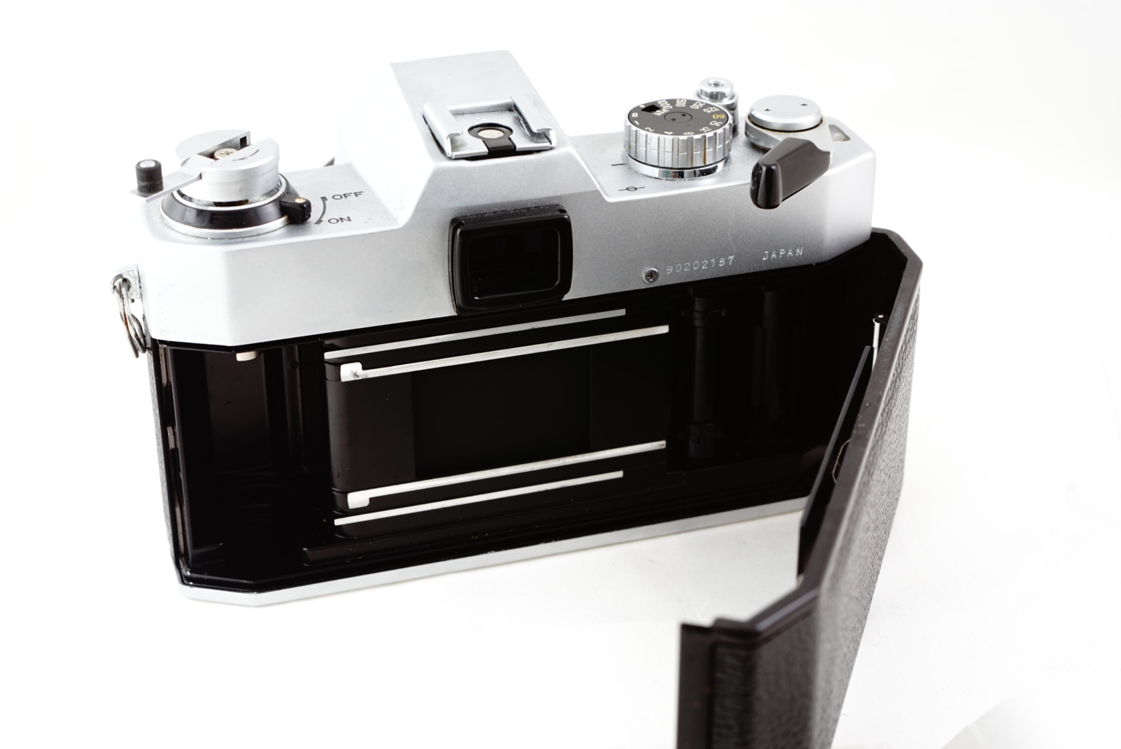 ภาพตัวอย่างกล้องฟิลม์ Yashica FX-2 ด้านหลังและทีใส่ฟิลม์